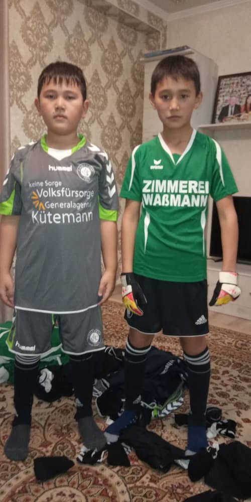 2019 12 Kinder mit VfL Trikots